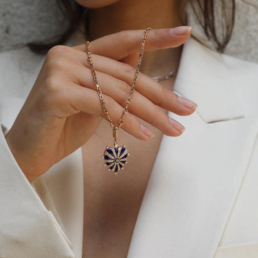 قلادة ميلا متوسطة الحجم على شكل قلب - مينا اللازورد، تسافوريت، ذهب أصفر