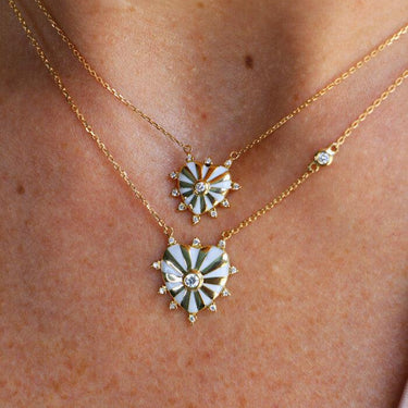 قلادة ميني ميلا على شكل قلب مرصعة بالألماس، مطلية بالمينا الأبيض - ذهب أصفر