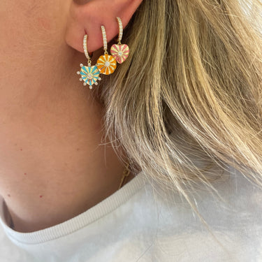 أقراط ميني ميلا على شكل قلب مرصعة بالألماس